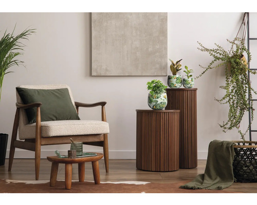 Obývacia izba s kreslom, odkladacími stolíkmi a dekoráciou