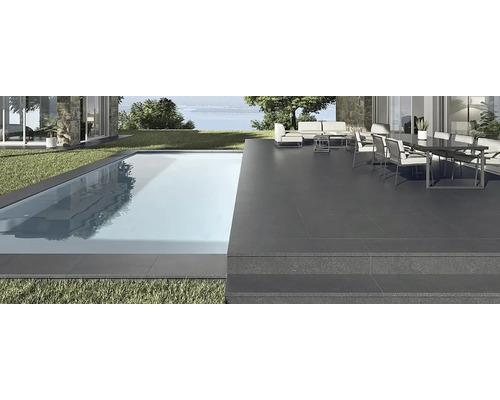 Vonkajší priestor s bazénom, terasou a záhradným nábytkom