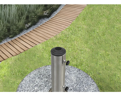 Záhradná scéna s trávnikom, chodníkovými platňami a stojanom na slnečník zo žuly a kovu.