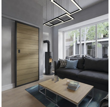 Obývacia izba s drevenými posuvnými dverami, pohovkou, krbom a konferenčným stolíkom