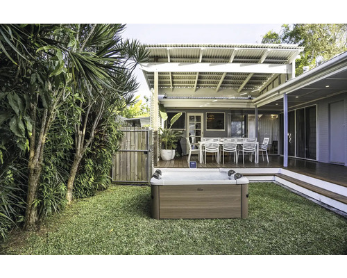 Vírivka v záhrade s terasou a záhradným nábytkom