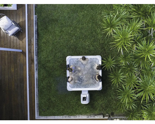 Pohľad zhora: záhrada s vírivkou, trávnikom a okrasnými rastlinami