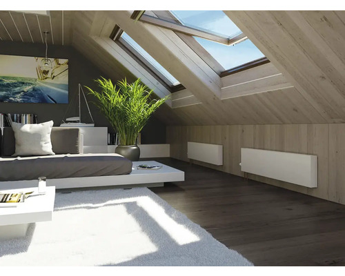 Podkrovná obývacia izba so strešnými oknami, pohovkou, izbovou rastlinou a radiátormi