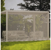 Pergola s lamelovými stenami v záhrade