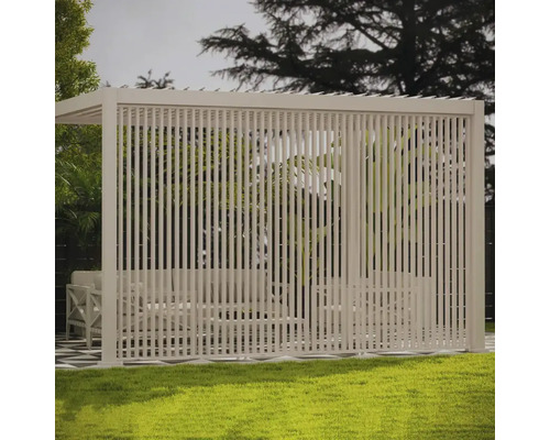 Voľne stojaca pergola s vertikálnymi lamelami a sedacím nábytkom v záhrade.