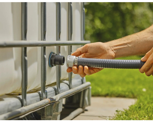 Osoba pripája flexibilnú hadicu k IBC kontajneru