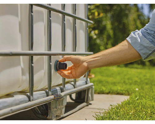 Nádrž na vodu s pripojovacím kusom na zavlažovanie záhrady