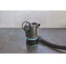 Záhradné čerpadlo s hadicou na dlaždicovej podlahe