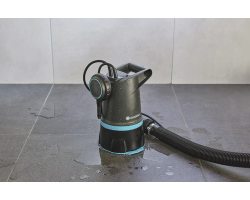 Záhradné čerpadlo s hadicou na dlaždicovej podlahe