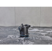 Logo Gardena na ponornom čerpadle vo vode