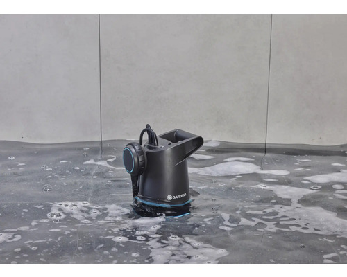 Logo Gardena na ponornom čerpadle vo vode