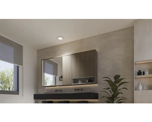 Kúpeľňa s umývadlom, zrkadlovou skrinkou, regálom a oknom so žalúziou