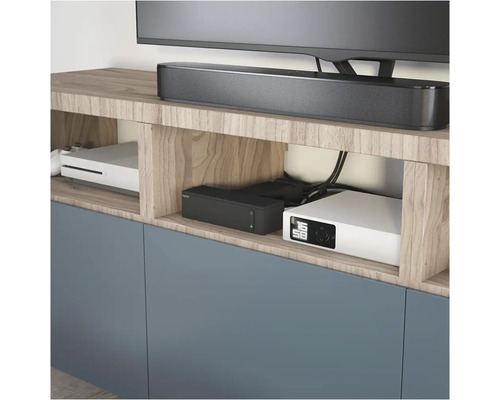 TV skrinka s otvorenou priehradkou, soundbarom a príslušenstvom