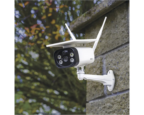 Bezpečnostná kamera so solárnym panelom na montáž na stenu