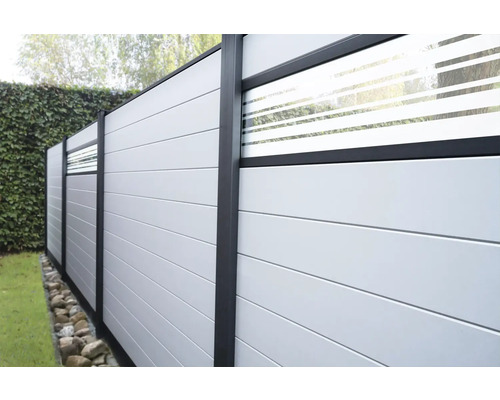 Záhradný plot so sklenenými prvkami a vodorovnými panelmi