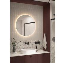 Moderná kúpeľňa s osvetleným zrkadlom, umývadlom na dosku a štýlovými obkladmi