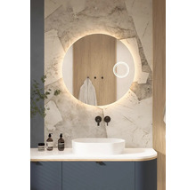 Moderná kúpeľňa s okrúhlym zrkadlom, umývadlom a armatúrami