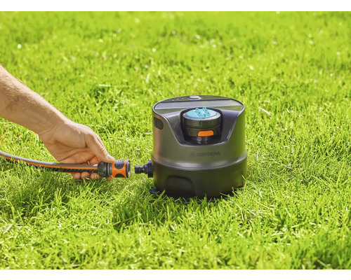 Štvorcový zavlažovač Gardena v prevádzke s pripojením hadice na trávniku
