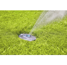 Zavlažovač trávnika v prevádzke na trávniku