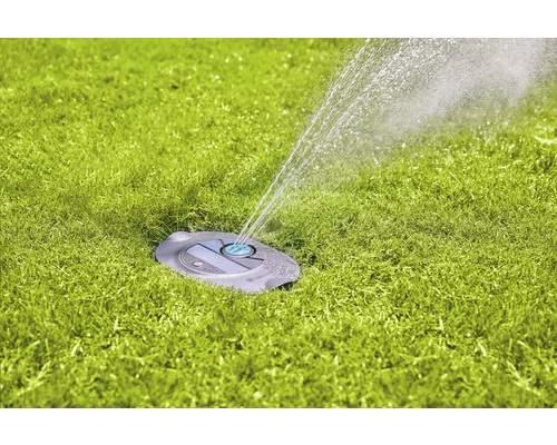 Zavlažovač trávnika v prevádzke na trávniku