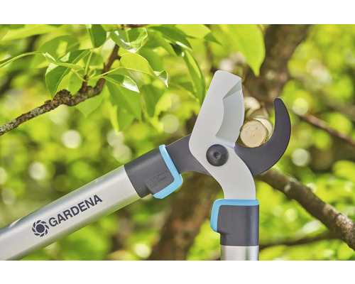 Logo spoločnosti Gardena. Nožnice na konáre strihajú konár.