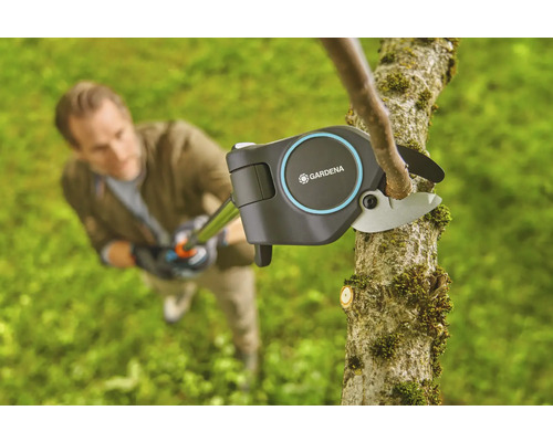 Muž strihá konár nožnicami na konáre Gardena