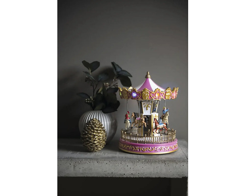 Dekoratívny kolotoč s osvetlením, váza a šiška na stole