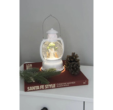 Dekoratívna lampa so snehovou guľou, anjelom a vianočným stromčekom na nočnom stolíku