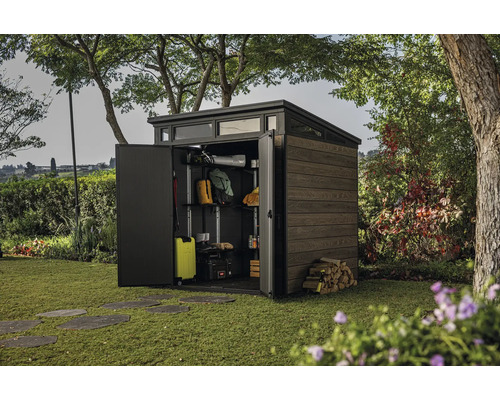 Záhradná búda s otvorenými dverami v záhrade