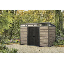 Záhradná búda s dvojkrídlovými dverami a oknami pred záhradou