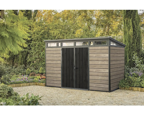 Záhradná búda s dvojkrídlovými dverami a oknami pred záhradou