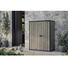 Drevená záhradná skrinka s kľučkou vedľa psa