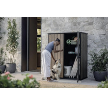 Žena so psom pred otvorenou skriňou na náradie vo vonkajšom prostredí