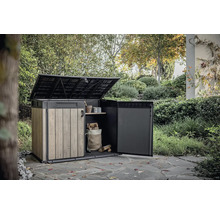 Otvorený záhradný úložný box s drevom a záhradnými doplnkami