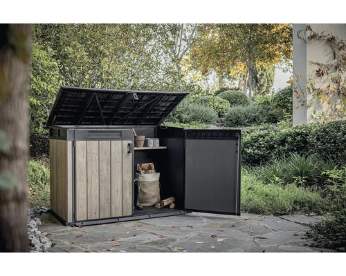 Otvorený záhradný úložný box s drevom a záhradnými doplnkami