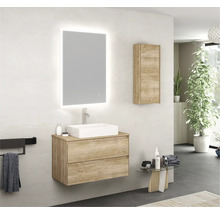 Moderná kúpeľňa s umývadlovou skrinkou, umývadlom na dosku, zrkadlovou skrinkou a závesnou skrinkou vo vzhľade dreva pre svetlú a usporiadanú atmosféru