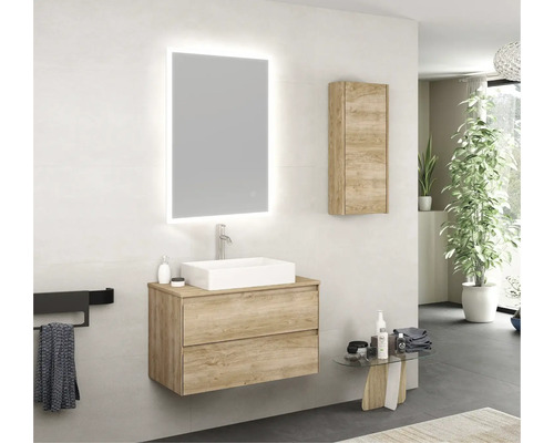 Moderná kúpeľňa s umývadlovou skrinkou, umývadlom na dosku, zrkadlovou skrinkou a závesnou skrinkou vo vzhľade dreva pre svetlú a usporiadanú atmosféru