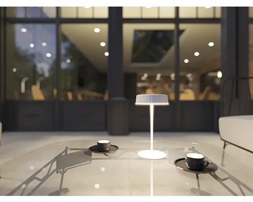 LED solárna stolová lampa Panlux PN42100060 VIVIEN SOLAR IP54 3 W 180 lm 2700 K biela Scéna so stolnou lampou, šálkami a stolom