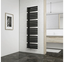 Kúpeľňa s čiernym radiátorom na uteráky na stene