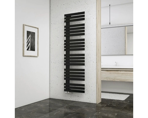 Kúpeľňa s čiernym radiátorom na uteráky na stene