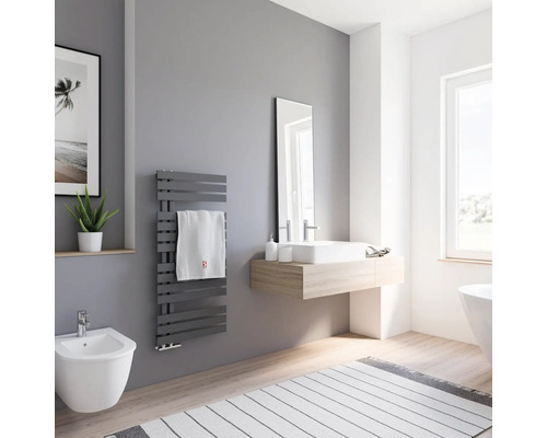 Svetlá kúpeľňa s radiátorom na uteráky, umývadlom, zrkadlom a bidetom