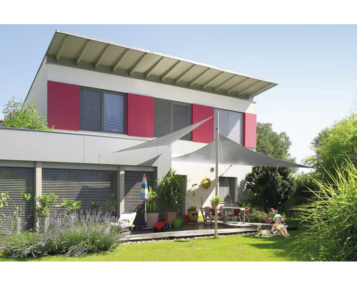 Dom s slnečnou plachtou v záhrade pre ochranu pred slnkom