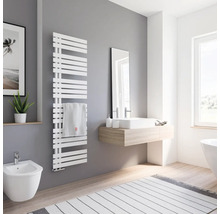 Moderná kúpeľňa s radiátorom na uteráky, bidetom a umývadlom