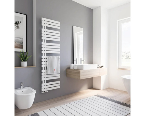 Moderná kúpeľňa s radiátorom na uteráky, bidetom a umývadlom