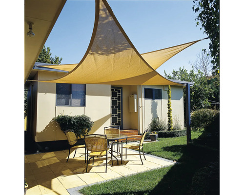 Terasa s trojuholníkovou slnečnou plachtou, stolom a stoličkami