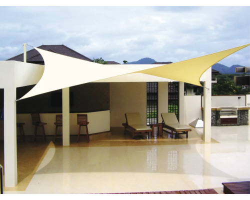 Terasa so slnečnou plachtou a ležadlami na vonkajšie použitie