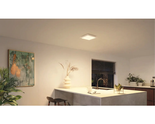 Svetlá, moderná kuchyňa so štvorcovým stropným svietidlom