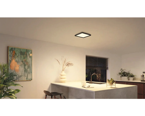 Moderná kuchyňa so štvorcovým stropným svietidlom, umením a dekoráciou