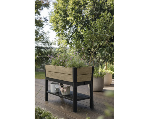 Drevený a kovový vyvýšený záhon s úložným priestorom v záhrade