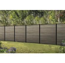 Záhradný plot z drevených prvkov s kovovými stĺpikmi v exteriéri